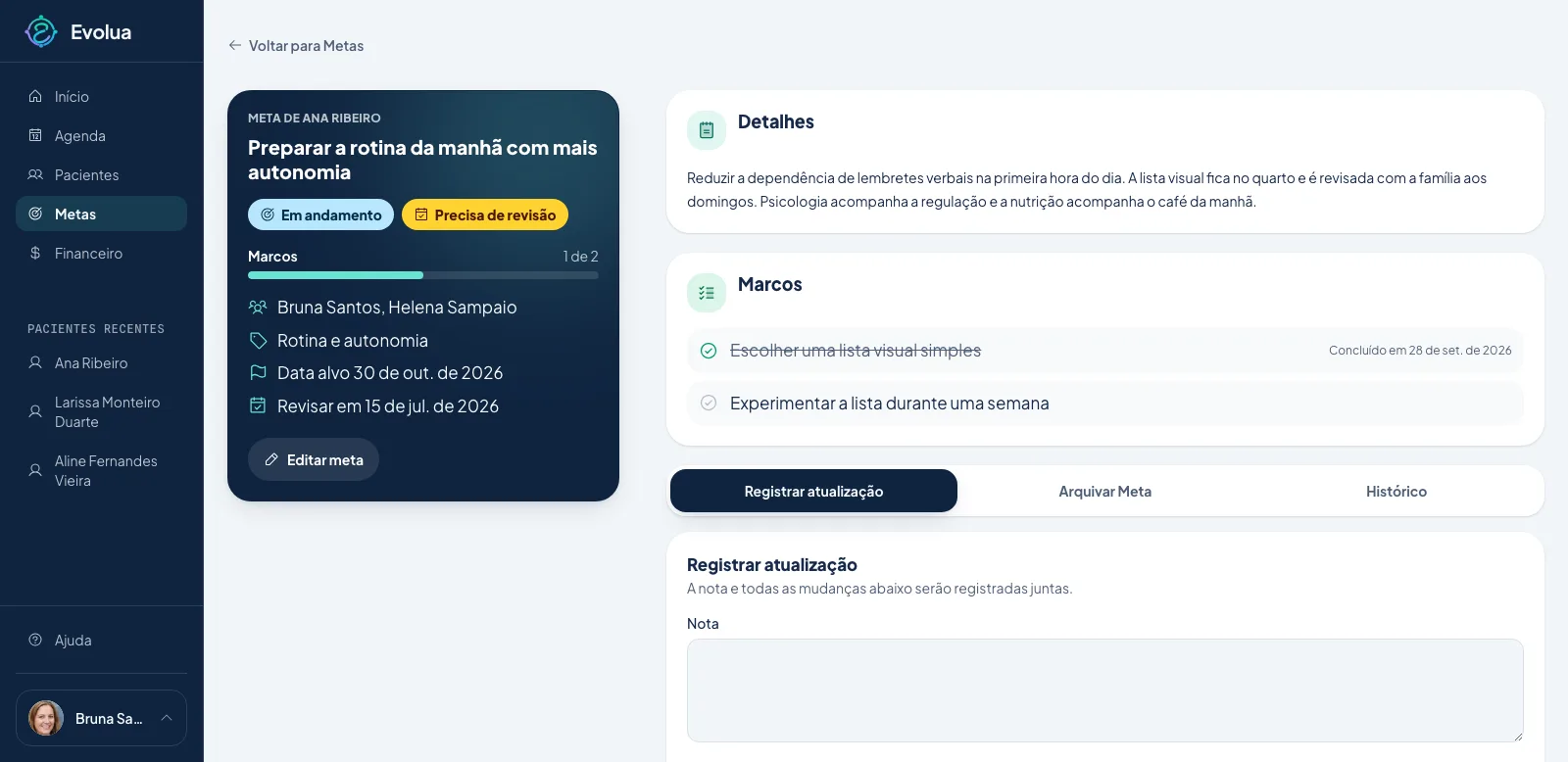 Detalhe de uma meta no Evolua com marcos concluídos, data de revisão e os profissionais que a acompanham